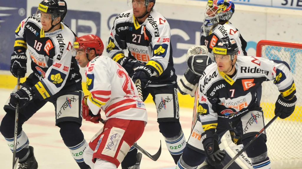 Třinecký Zbyněk Irgl (v bílém) v utkání proti Vítkovicím