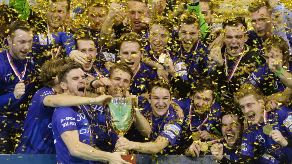 Florbalisté Vítkovic se radují se zisku domácího poháru