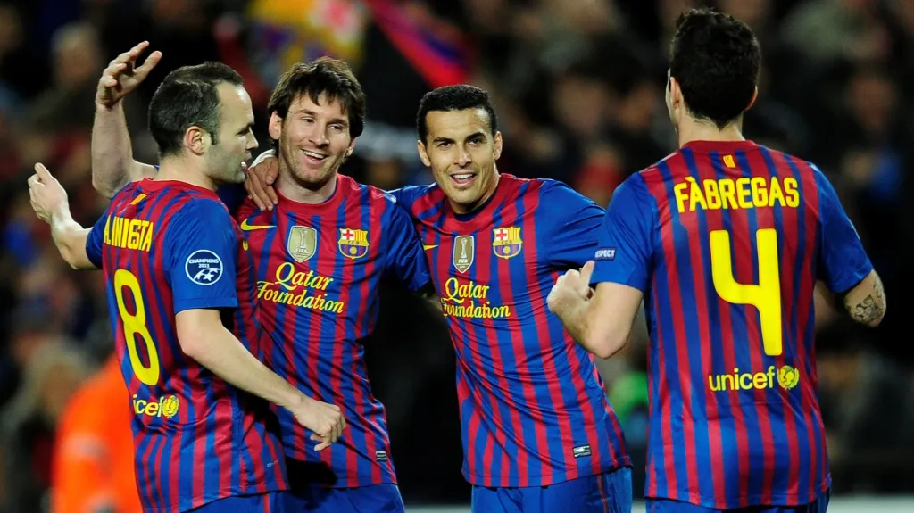 Fotbalisté Barcelony slaví Messiho gól