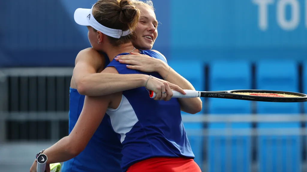 Slavící Kateřina Siniaková (vlevo) a Barbora Krejčíková
