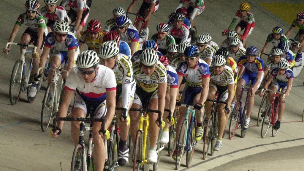 Dráhoví cyklisté na brněnském velodromu