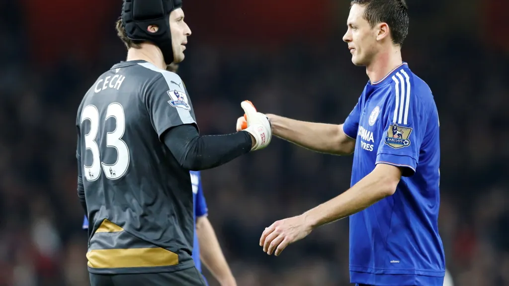 Petr Čech se zdraví se svým bývalým spoluhráčem z Chelsea Nemanjou Matičem