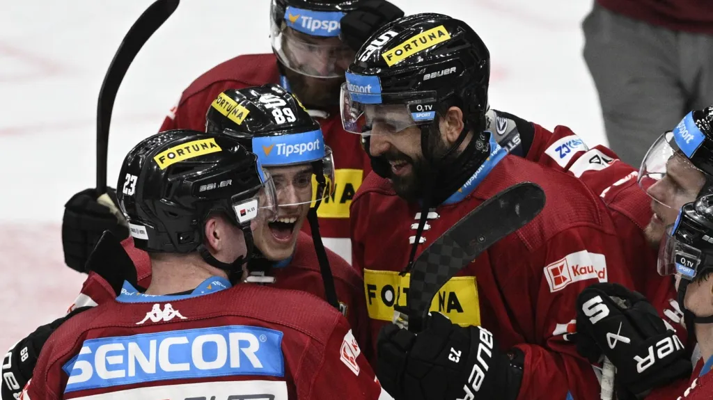 Michal Moravčík (vpravo) se raduje se spoluhráči ze Sparty