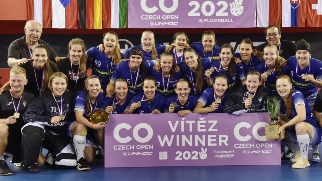 Florbalistky Vítkovic s trofejí po vítězství na Czech Open