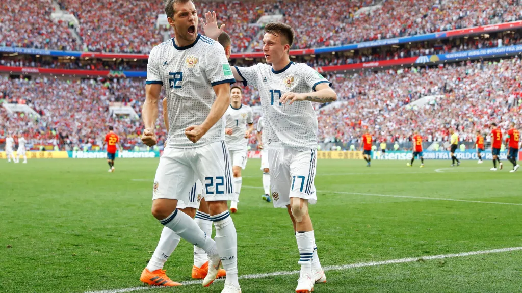 Fotbalisté Ruska slaví gól proti Španělsku