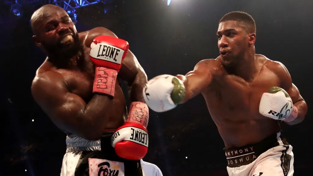 Anthony Joshua (vpravo) útočí na Carlose Takama