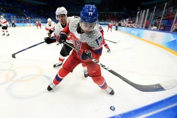 Český útočník Vladimír Sobotka v utkání proti Švýcarsku