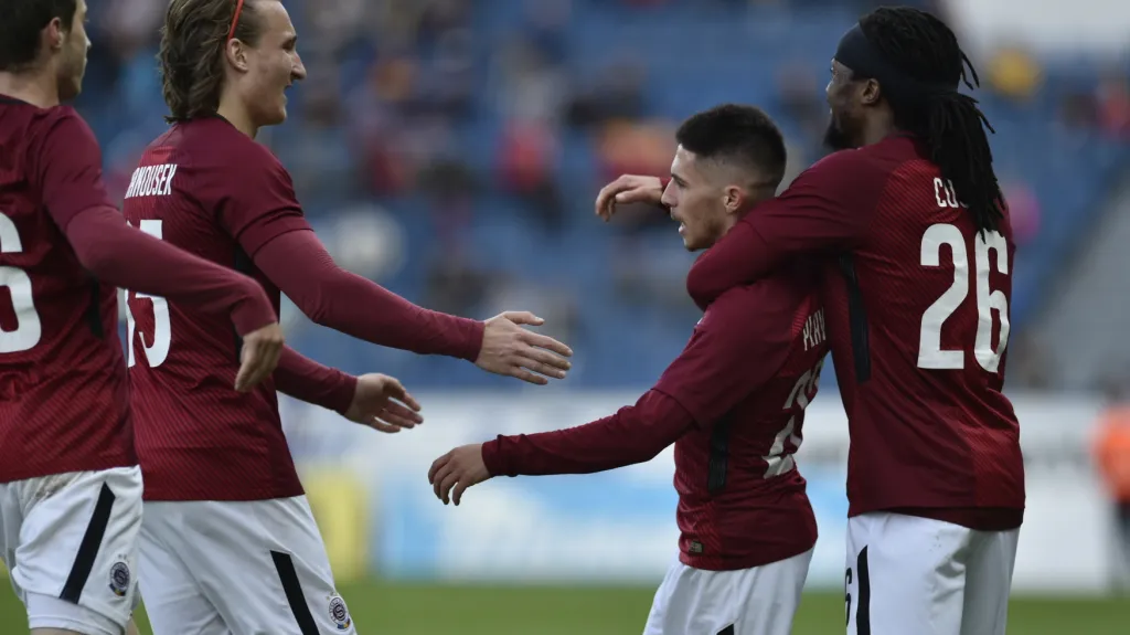 Sparťané se radují z Plavšičova gólu