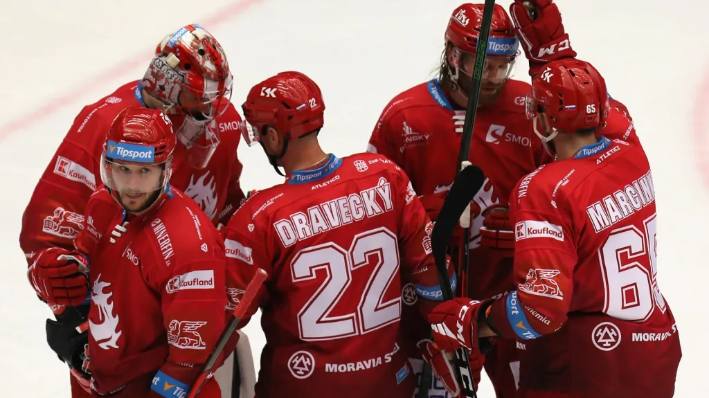 Hokejisté Třince se radují z gólu ve zlínské brance