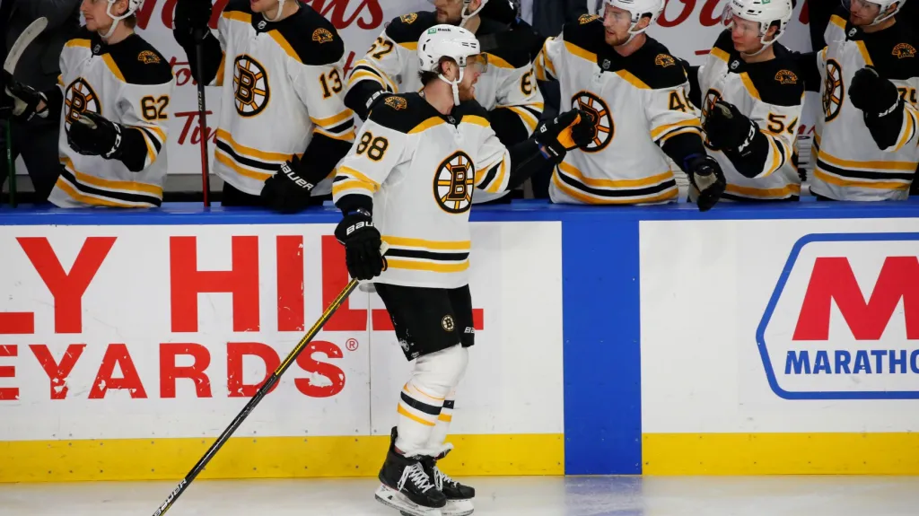 David Pastrňák slaví se spoluhráči z Bostonu branku