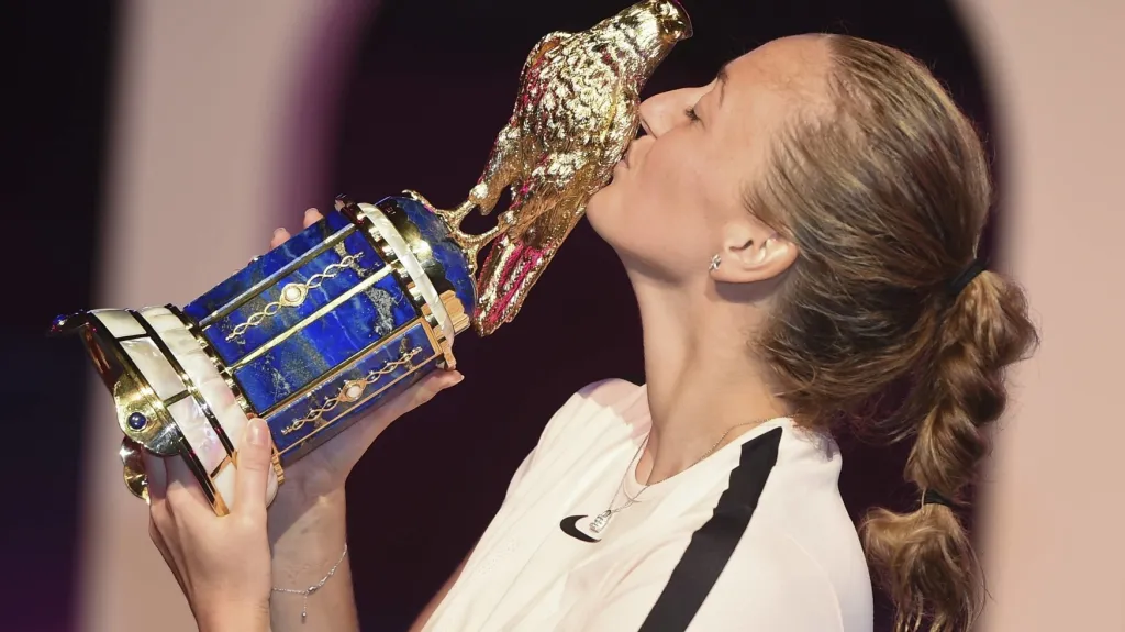 Petra Kvitová s trofejí pro vítězku turnaje v Dauhá