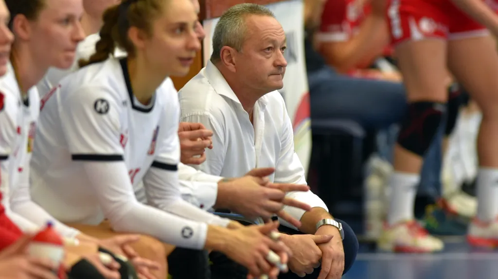 Reprezentační kouč Jan Bašný se svými svěřenkyněmi