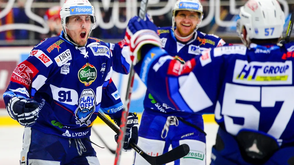 Marek Kvapil (vlevo) se raduje se spoluhráči z Komety ze vstřelené branky
