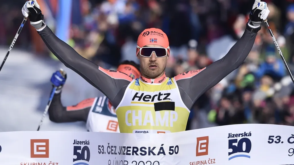 Andreas Nygaard se raduje z vítězství na Jizerské padesátce