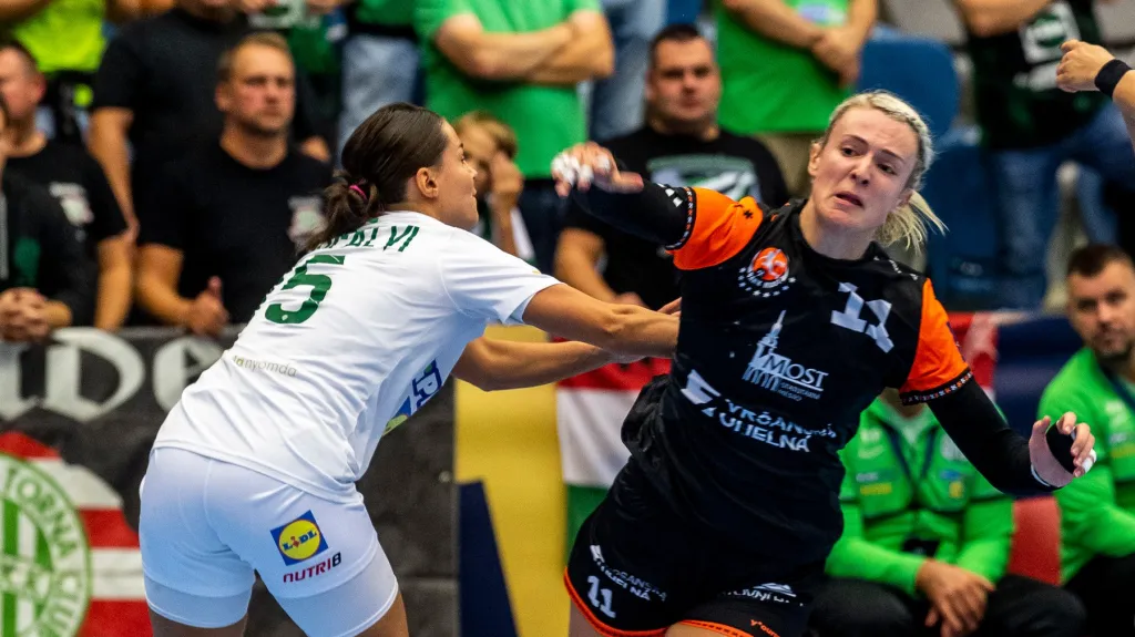 Veronika Andrýsková (vpravo) v souboji s Júlií Hársfavlviovou