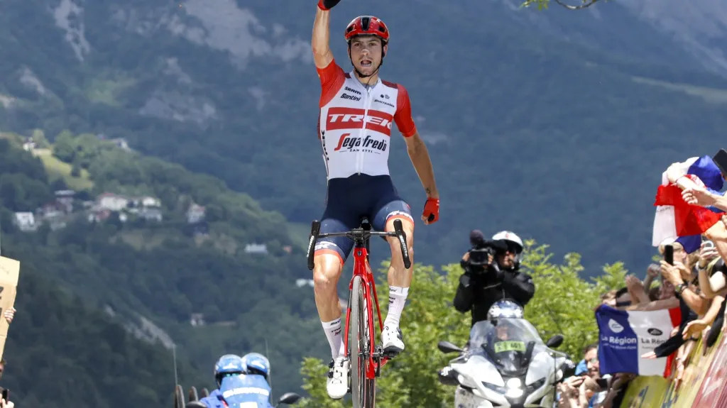 Giulio Ciccone vítězí u La Bastille