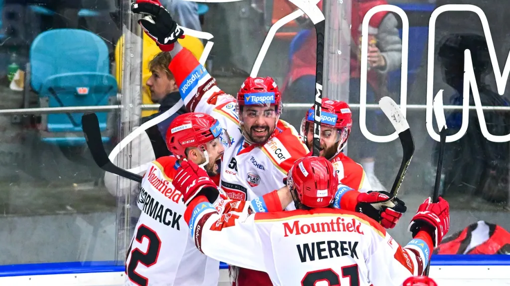 Spoluhráči z Hradce oslavují s Miškářem gól