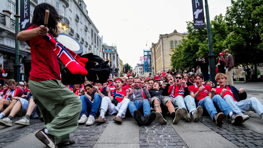 Oslava norských fanoušků v ulicích Osla