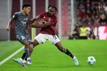 Zleva João Grimaldo z Rigy a Emmanuel Uchenna ze Sparty