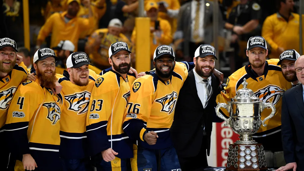 Hokejisté Nashvillu Predators s trofejí pro vítěze Západní konference NHL