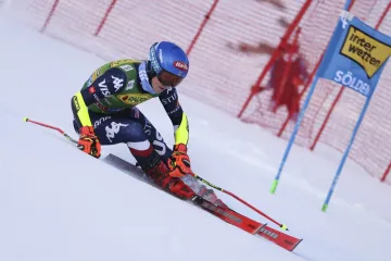 Mikaela Shiffrinová na trati obřího slalomu v Söldenu