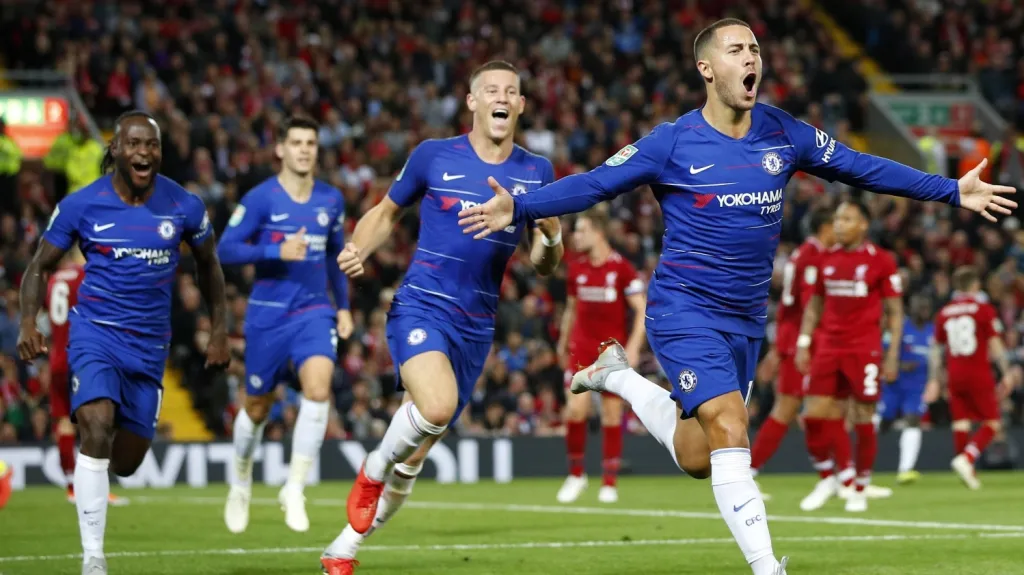 Eden Hazard z Chelsea (vpravo) se raduje z gólu proti Liverpoolu