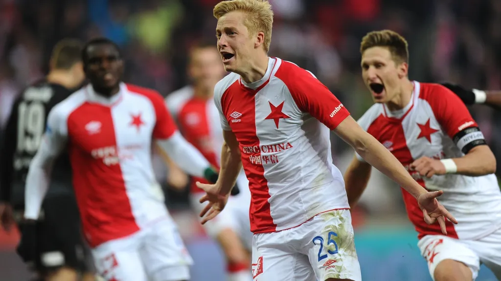 Michal Frydrych (uprostřed) rozhodl šlágr 19. kola proti Plzni