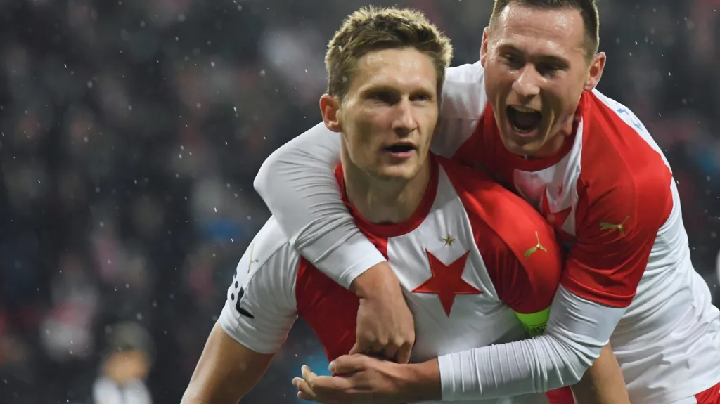Milan Škoda (vlevo) a Jan Bořil ze Slavie oslavují vstřelený gól