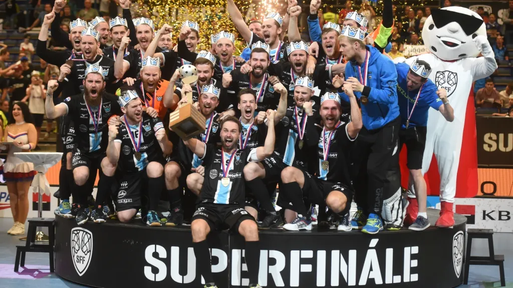 Florbalisté Mladé Boleslavi se radují z ligového titulu