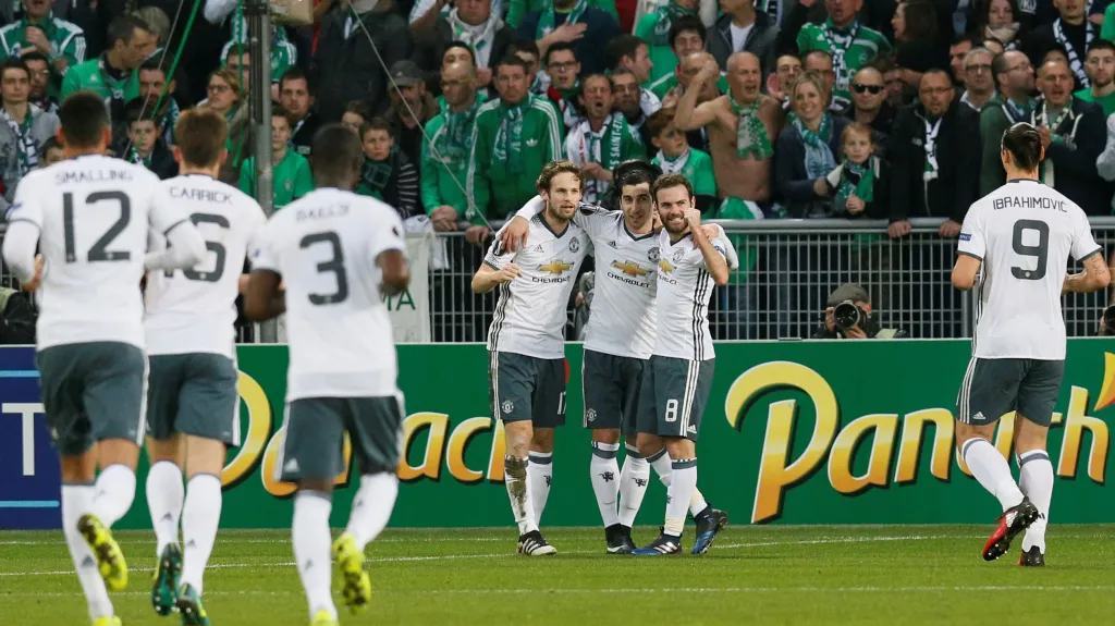 Fotbalisté Manchesteru United slaví gól v St. Étienne