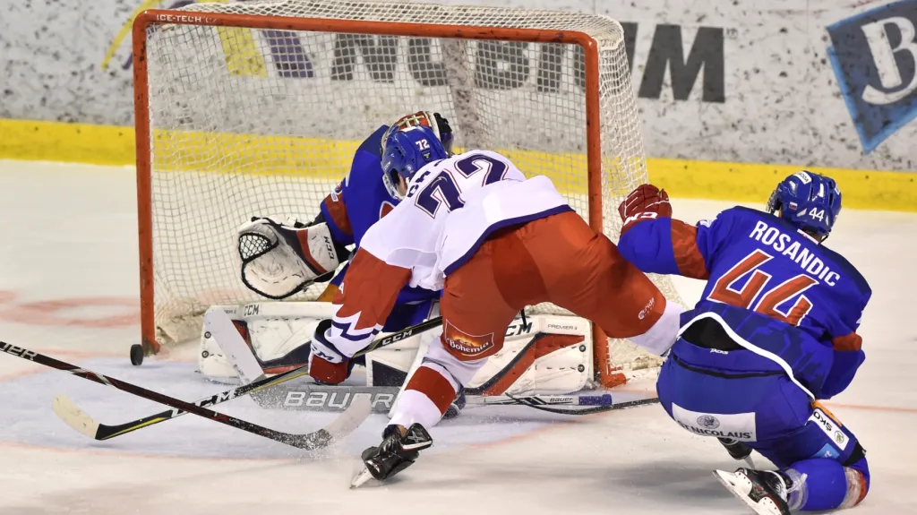 Český útočník Filip Chytil v šanci proti Slovensku