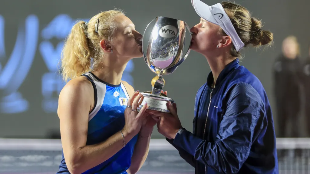 Zleva Kateřina Siniaková a Barbora Krejčíková s trofejí pro vítězky Turnaje mistryň