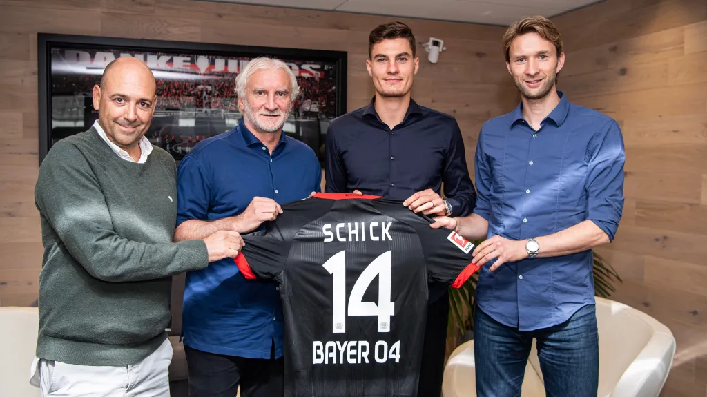 Patrik Schick (druhý zprava) po podpisu v Leverkusenu