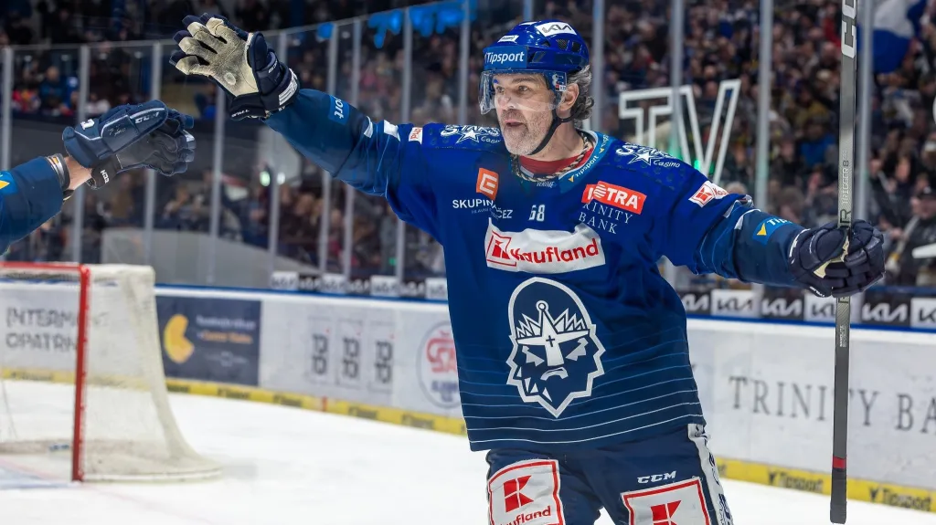 Jaromír Jágr z Kladna oslavuje gól v baráži