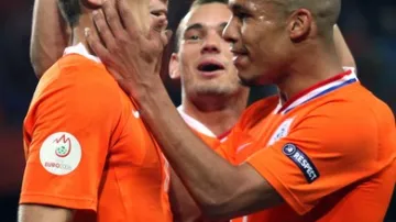 Nizozemští fotbalisté slaví výhru nad Francií