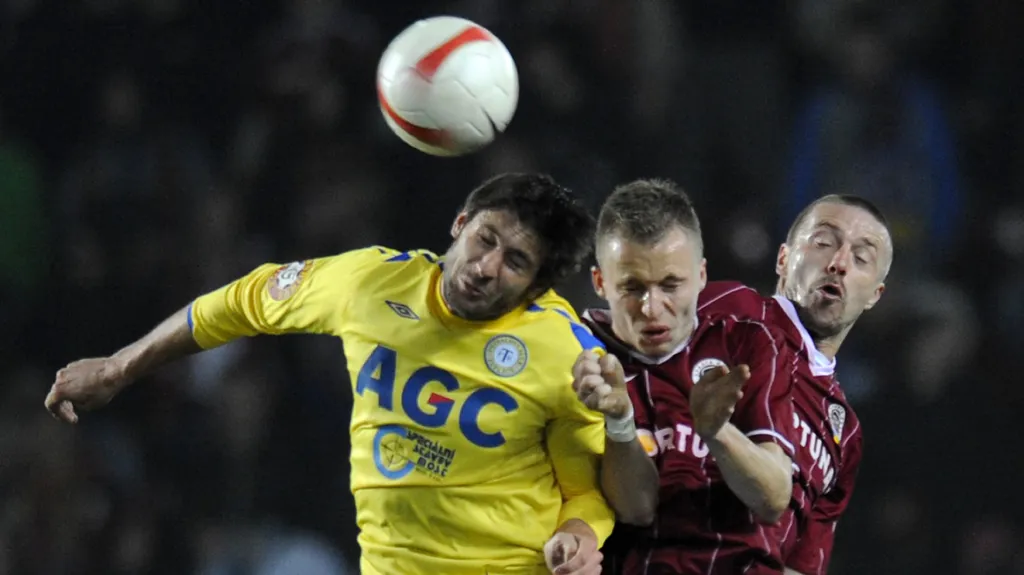 Michal Kadlec (uprostřed)