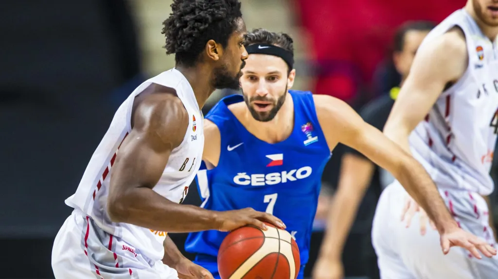 Vojtěch Hruban v obranné činnosti v utkání s Belgií