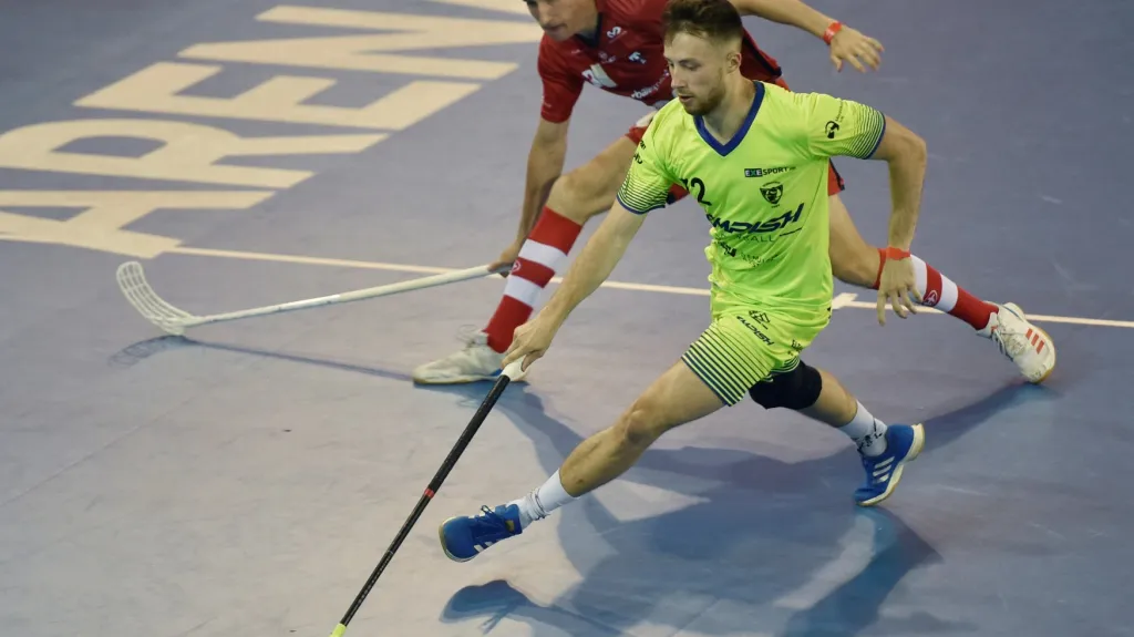 Vítkovický Adam Delong si stráží míček před soupeřem