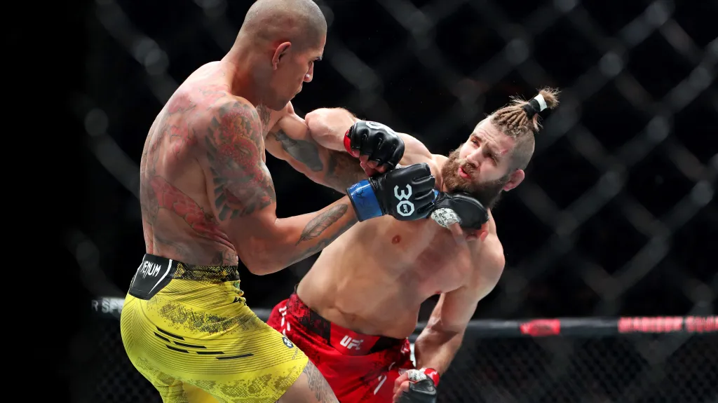 Jiří Procházka v zápase o titul s Alexem Pereirou