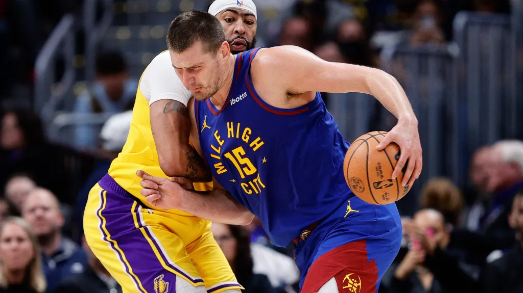 Nikola Jokič se prosazuje proti obraně Lakers s Anthony Davisem