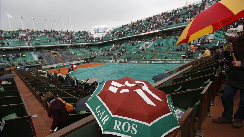 Dvorce Roland Garros zahalily mračna a déšť