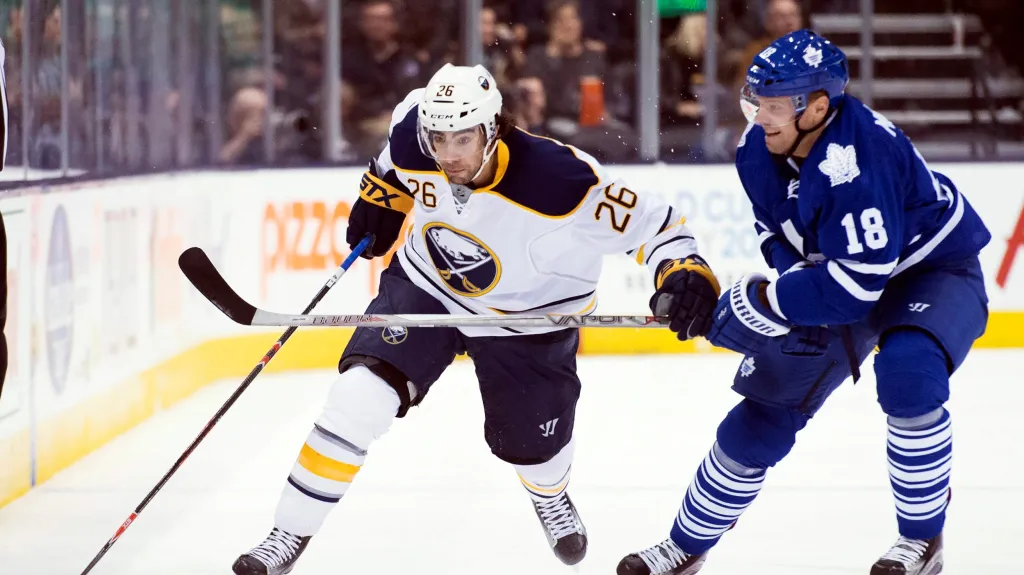 Milan Michálek v dresu Toronta (vpravo)