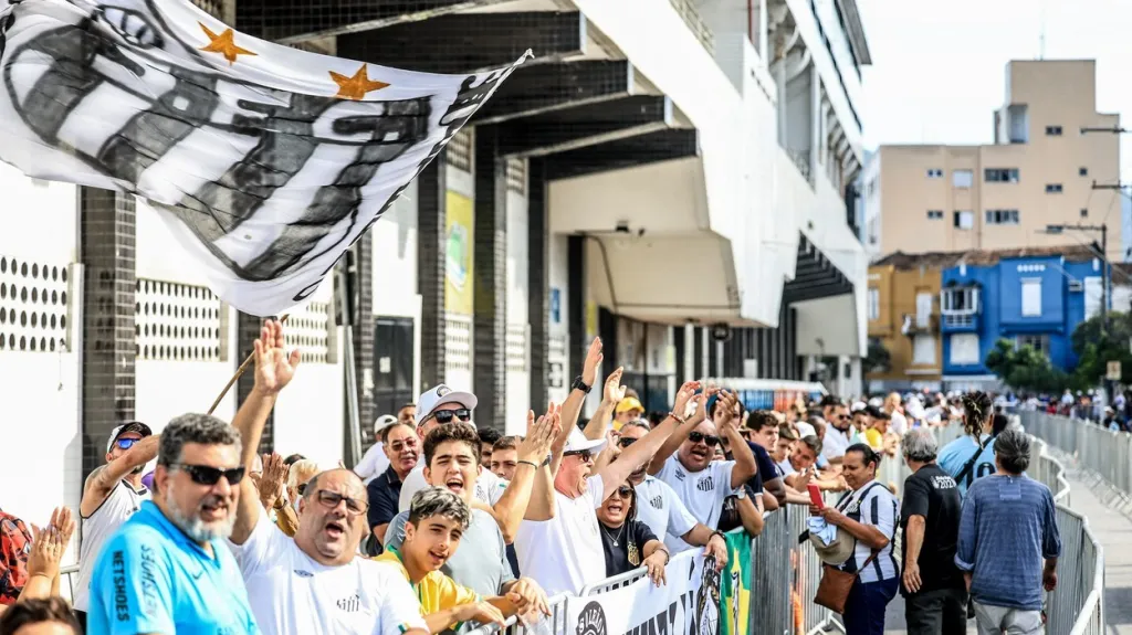 Fanoušci čekají před stadionem Vila Belmiro na poslední rozloučení s Pelém