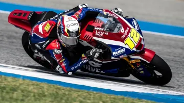 Alonso upadl pod motorku Salače, ale všichni vyvázli bez vážnějšího zranění