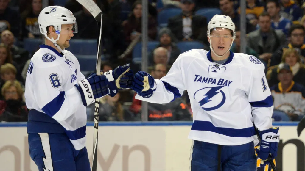 Ondřej Palát (vpravo) v dresu Tampy Bay