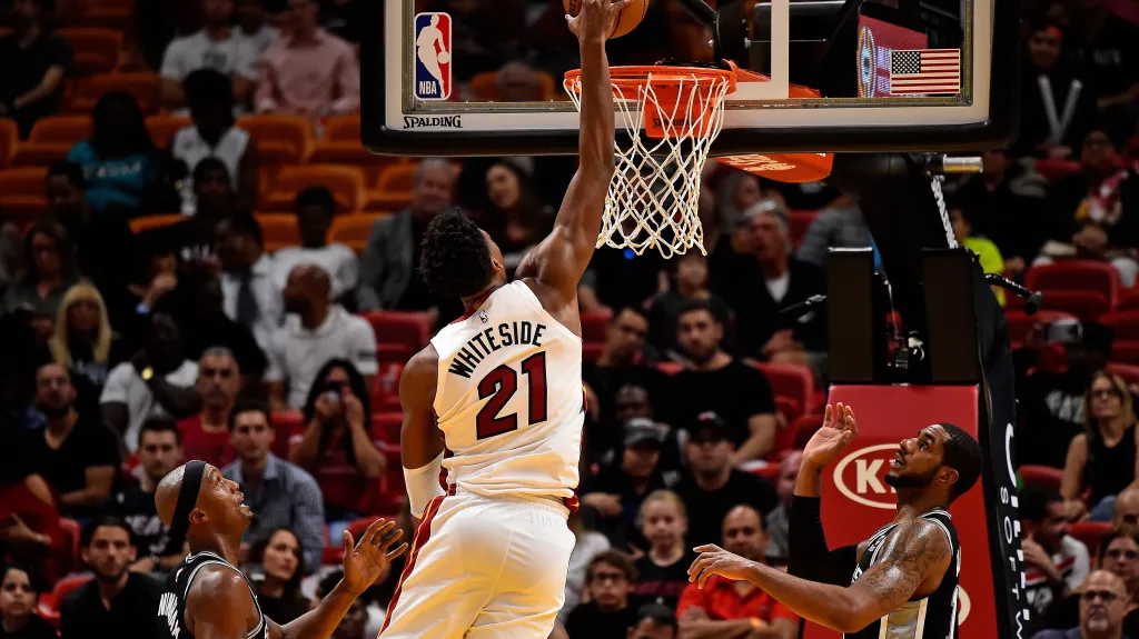 Hassan Whiteside z Miami smečuje v utkání proti San Antoniu