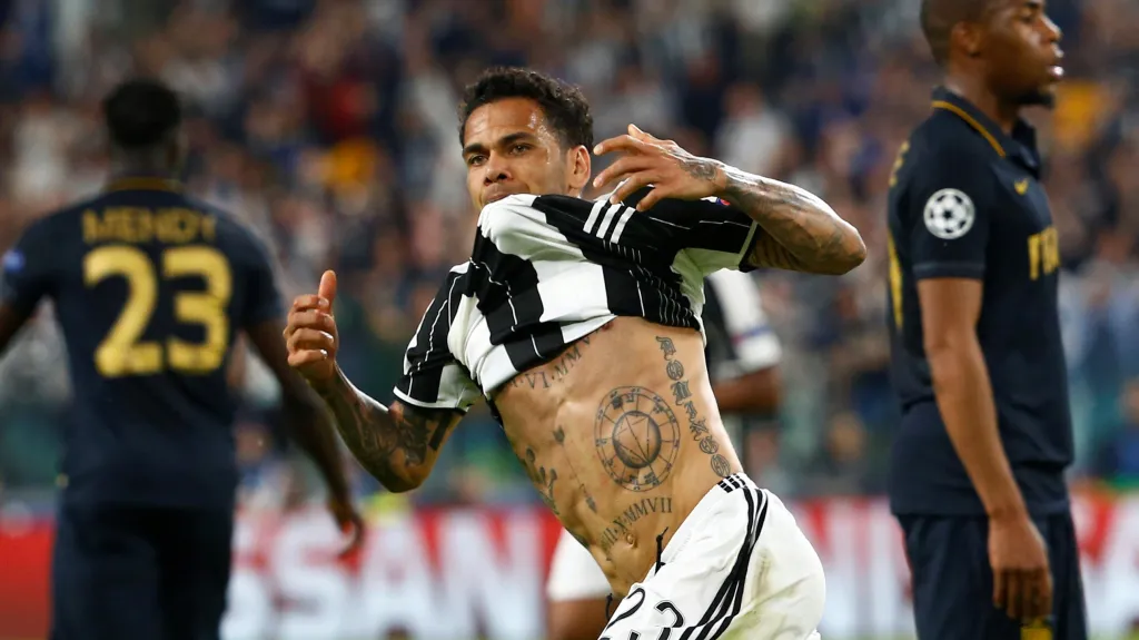 Dani Alves se raduje z gólu proti Monaku