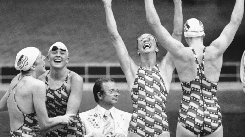 Radost americké štafety z vítězství v závodě na 4× 100 metrů volným způsobem