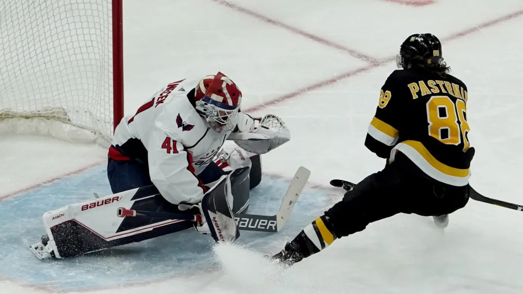David Pastrňák skóruje proti Vítku Vaněčkovi