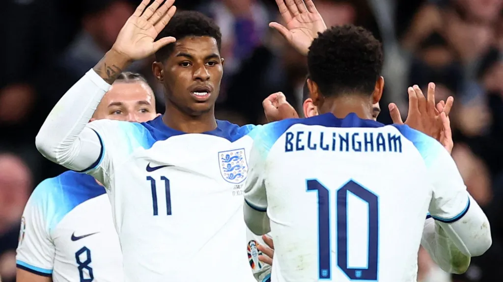 Marcus Rashford slaví gól se spoluhráči